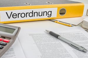 © Zerbor - stock.adobe.com Mappe mit Schriftzug Verordnung